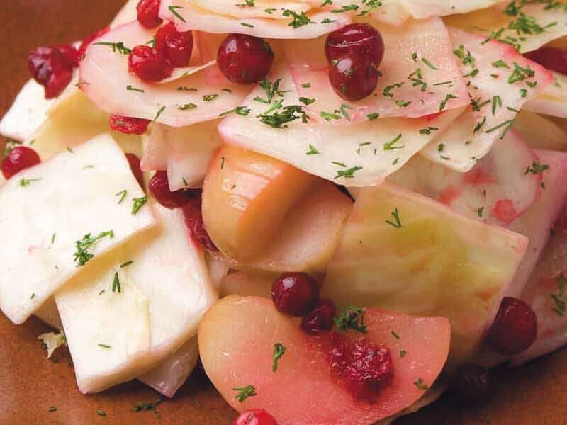 Салат из квашеной капусты с яблоком и брусникой