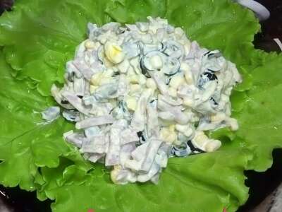 Салат с ветчиной, грибами и кукурузой