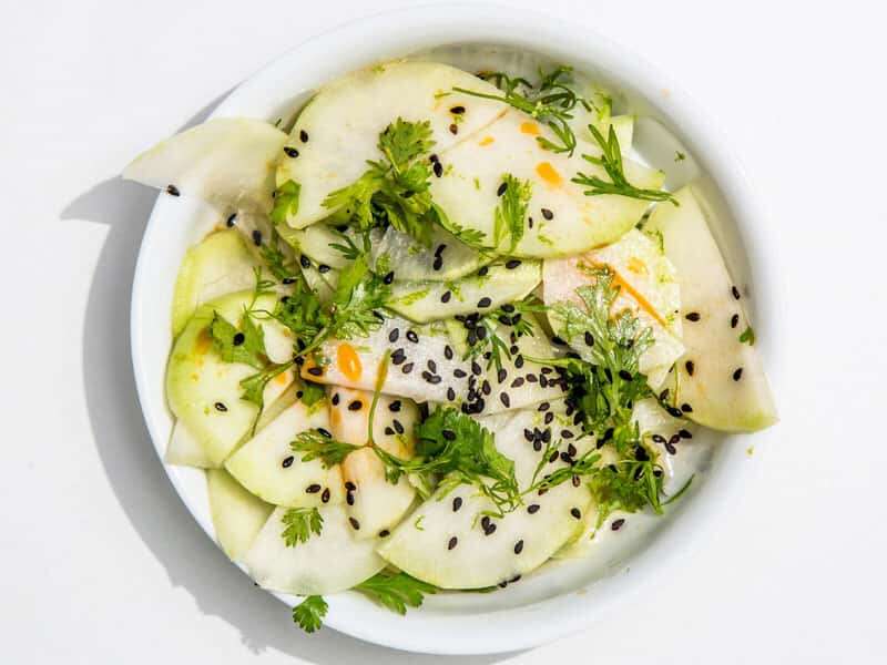 Теплый салат из кольраби с кунжутом