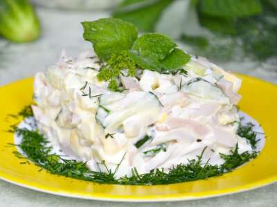 Салат с кальмарами, огурцом и рисом