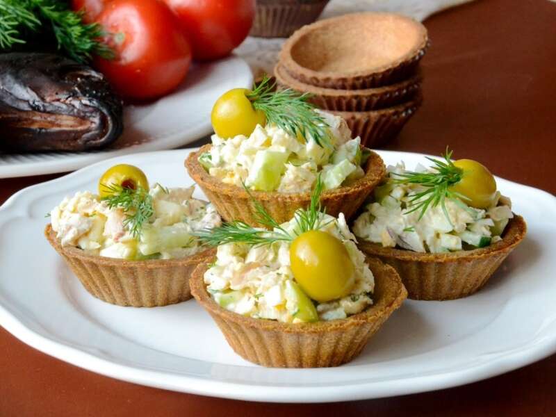 Салат с тунцом, яйцами и кукурузой в тарталетках