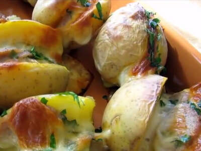 Картофель с сосисками и сыром в духовке