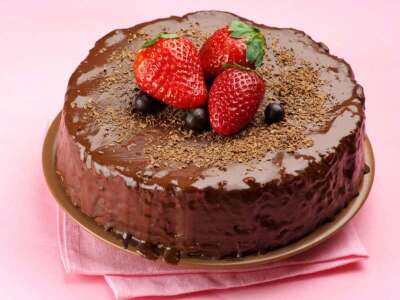 Шоколадно-кремовый торт с клубникой