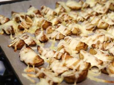 Картофельные дольки в духовке с сыром и чесноком